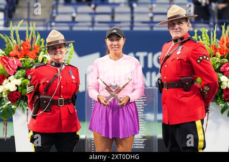 Toronto, Canada. 12 agosto 2024. Jessica Pegula degli Stati Uniti posa per una foto con Canadian Mounties dopo la finale di singolo femminile nell'ultimo giorno del National Bank Open a Toronto, Canada, lunedì 12 agosto 2024. (Foto di Michael Chisholm/Sipa USA) credito: SIPA USA/Alamy Live News Foto Stock