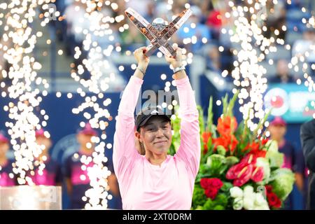 Toronto, Canada. 12 agosto 2024. Jessica Pegula degli Stati Uniti festeggia dopo aver sconfitto Amanda Anisimova degli Stati Uniti nella finale dei singoli femminili nell'ultimo giorno del National Bank Open a Toronto, Canada, lunedì 12 agosto 2024. (Foto di Michael Chisholm/Sipa USA) credito: SIPA USA/Alamy Live News Foto Stock