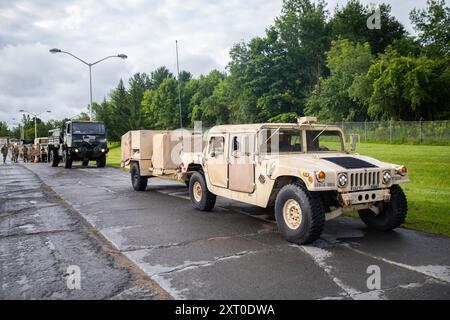 I soldati assegnati al quartier generale e al battaglione del quartier generale, 10th Mountain Division, eseguono operazioni di convoglio durante il primo giorno del Command Post Exercise 1D, 12 agosto 2024, a Fort Drum, New York. Attraverso le prove di operazioni efficienti dei convogli, la manovrabilità e le tattiche di movimento sicure della 10th Mountain Division sono rafforzate attraverso terreni complessi in ambienti di combattimento su larga scala. (Foto U.S. Army di SPC. Kade M. Bowers) Foto Stock