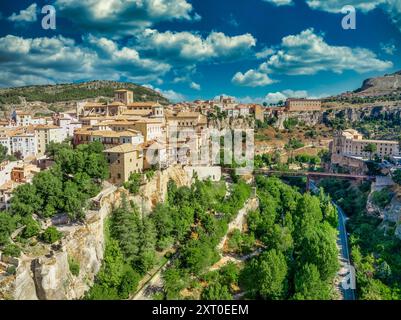 Vista aerea di Cuenca, Spagna, con cattedrale gotica, castello e case appese al monastero Foto Stock