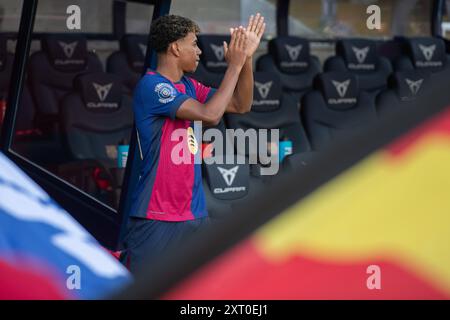 Barcellona, ESP. 12 agosto 2024. FC BARCELONA vs AS MONACO 12 agosto 2024 Lamine Yamal (19) del FC Barcelona prima della partita tra FC Barcelona e AS Monaco corrispondente al Joan Gamper Trophy allo Stadio Olimpico di Montjuic a Barcellona, Spagna. Crediti: Rosdemora/Alamy Live News Foto Stock