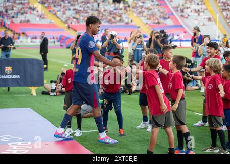 Barcellona, ESP. 12 agosto 2024. FC BARCELONA vs AS MONACO 12 agosto 2024 Lamine Yamal (19) del FC Barcelona prima della partita tra FC Barcelona e AS Monaco corrispondente al Joan Gamper Trophy allo Stadio Olimpico di Montjuic a Barcellona, Spagna. Crediti: Rosdemora/Alamy Live News Foto Stock