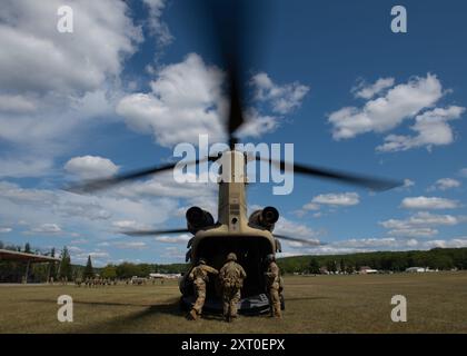 3rd Battalion del Regno Unito, i soldati del Royal Anglian Regiment "The Steelbacks" salgono a bordo di un CH-47 Chinook durante l'esercitazione Northern Strike 24-2 a Camp Grayling, Michigan, 7 agosto 2024. Il Northern Strike 24-2, uno dei più grandi esercizi di preparazione alla componente di riserva del Dipartimento della difesa, si svolgerà presso il National All Domain Warfighting Center (NADWC) del Michigan dal 3 al 17 agosto 2024. Oltre 6.300 partecipanti provenienti da 32 stati e territori e diversi partecipanti internazionali convergeranno alla NADWC. Northern Strike è il principale evento di formazione di componenti di riserva progettato per Foto Stock