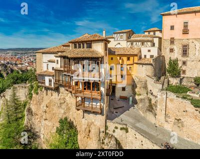 Vista aerea ravvicinata delle famose case sospese, gruppo di tre con balconi in legno sulla gola dell'Huecar, con una delle città medievali di ga Foto Stock