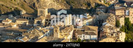 Vista aerea ravvicinata al tramonto della cattedrale di Santa María y San Julián a Cuenca, Spagna Foto Stock