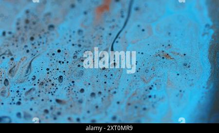 Consistenza dell'inchiostro a bolle. Flusso frizzante. Sfocatura blu azzurro brillante miscela di vernice ondulata mistica sfondo emulsione bagnata astratto. Foto Stock