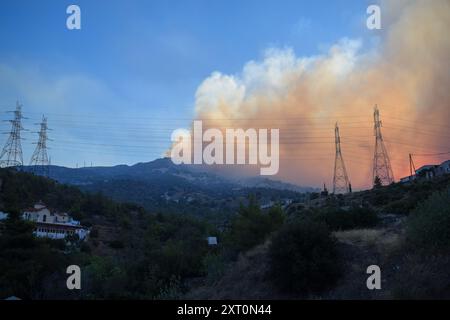 Atene, Grecia. 12 agosto 2024. Il monte Pentelicus o Penteli, nella periferia settentrionale della capitale greca, è in fiamme. Un incendio che scoppiò a Varnavas l'11 agosto continuò a infuriare nell'Attica orientale il 12 agosto, si diffuse e si diffuse su un fronte che si estendeva per più di 20 chilometri. Diversi paesi hanno risposto positivamente alla richiesta delle autorità greche di assistenza da parte del meccanismo di protezione civile dell'UE (EUCPM) per combattere l'infuria degli incendi. Crediti: Dimitris Aspiotis/Alamy Live News Foto Stock