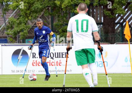 Israele (blu) vs Irlanda (bianco e verde) Campionato europeo di calcio Amputee Euro 2024 Francia. I campionati europei EAFF si sono svolti a Haut Foto Stock