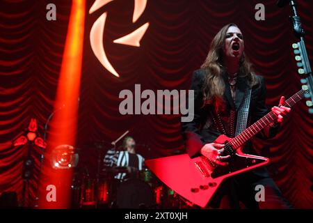 Irving, Stati Uniti. 11 agosto 2024. Lzzy Hale, cantante e chitarra solista della rock band americana Halestorm, si esibisce alla Toyota Music Factory. L'11 agosto 2024 a Irving, Texas. (Foto di Javier Vicencio/Eyepix/Sipa USA) credito: SIPA USA/Alamy Live News Foto Stock