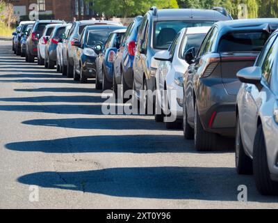 Abingdon sostiene di essere la città più antica d'Inghilterra. E questa è la vista lungo Wilsham Road vicino al Tamigi verso il suo porticciolo di classe, fiancheggiato da auto parcheggiate, in una bella mattinata d'estate. Foto Stock