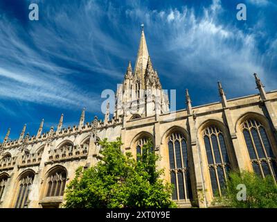 La University Church of St Mary the Virgin è una chiesa di Oxford situata sul lato nord di High Street, di fronte a Radcliffe Square. Qui guardiamo la sua immensa steeplle da Oxford High Street. Foto Stock