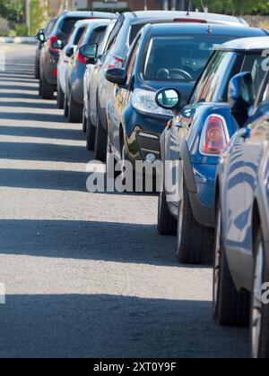 Abingdon sostiene di essere la città più antica d'Inghilterra. E questa è la vista lungo Wilsham Road vicino al Tamigi verso il suo porticciolo di classe, fiancheggiato da auto parcheggiate, in una bella mattinata d'estate. Foto Stock