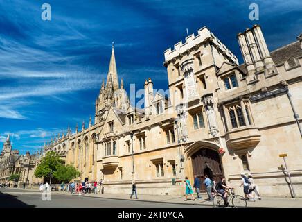 La University Church of St Mary the Virgin è una chiesa di Oxford situata sul lato nord di High Street, di fronte a Radcliffe Square. L'edificio in primo piano fa parte di All Souls, uno dei più antichi, ricchi e bravissimi collage di Oxford. Si dice che l'esame di ammissione post laurea sia il più difficile al mondo... Foto Stock