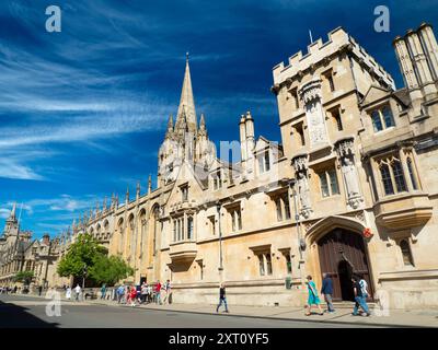 La University Church of St Mary the Virgin è una chiesa di Oxford situata sul lato nord di High Street, di fronte a Radcliffe Square. L'edificio in primo piano fa parte di All Souls, uno dei più antichi, ricchi e bravissimi collage di Oxford. Si dice che l'esame di ammissione post laurea sia il più difficile al mondo... Foto Stock