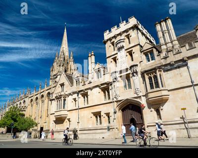 La University Church of St Mary the Virgin è una chiesa di Oxford situata sul lato nord di High Street, di fronte a Radcliffe Square. L'edificio in primo piano fa parte di All Souls, uno dei più antichi, ricchi e bravissimi collage di Oxford. Si dice che l'esame di ammissione post laurea sia il più difficile al mondo... Foto Stock