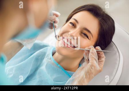 Odontoiatria, dentista clinica appuntamento per felice donna sorridente, sorriso sano, denti controllo regolare Foto Stock