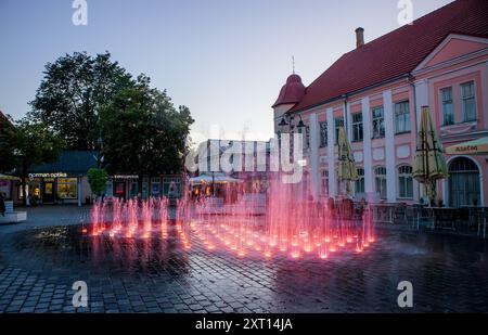 Kuressaare, contea di Saare, Estonia-10AUG2024: Piazza della città di Kuressaare in estate. Fontana con luci, spruzzi d'acqua. Foto Stock