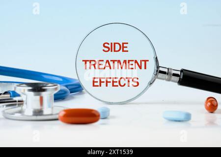 Concetto medico. Parole EFFETTI COLLATERALI DEL TRATTAMENTO scritti attraverso una lente d'ingrandimento su sfondo blu. Foto concettuale Foto Stock