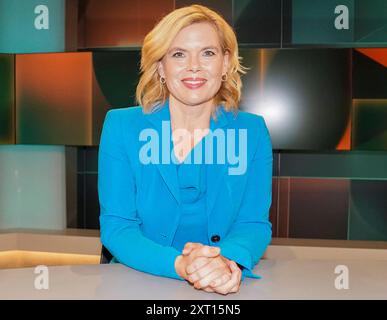 Politikerin Julia Klöckner, CDU, Bundestagsabgeordnete und Mitglied der Deutsch-Israelischen Gesellschaft DIG zu Gast in der ARD Talkshow Hart aber Fair 12.08.2024, TV Sendung, Politiktalk, GER, Köln, WDR Studios Köln *** la politica Julia Klöckner, CDU, membro del Bundestag e membro della società tedesca-israeliana, HA SCAVATO come ospite del talk show ARD Hart aber Fair 12 08 2024, programma TV, Political Talk, GER, Colonia, WDR Studios Cologne Copyright: HMBxMedia/xMarcoxBader Foto Stock