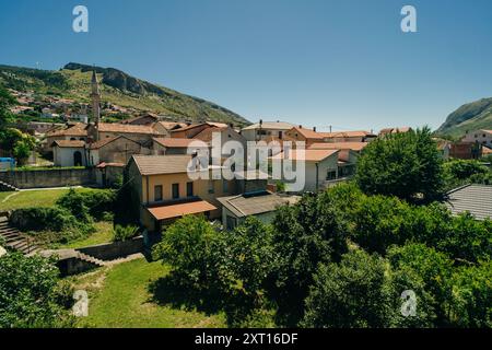 Il fiume Neretva scorre attraverso la città di Mostar in Bosnia ed Erzegovina. Foto di alta qualità Foto Stock