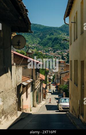 Vista sulla strada della città vecchia di Stari Grad Sarajevo, Bosnia ed Erzegovina. Foto di alta qualità Foto Stock