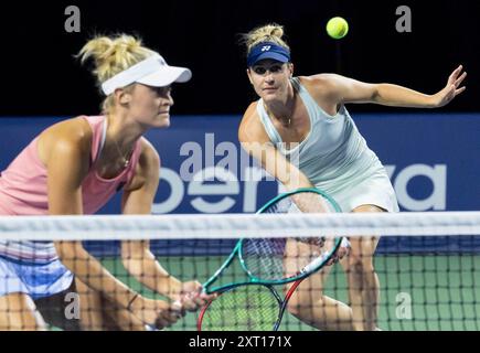 Toronto, Canada. 12 agosto 2024. Gabriela Dabrowski (R, Canada)/Erin Routliffe (nuova Zelanda) gareggiano durante la finale di doppio femminile contro Caroline Dolehide/Desirae Krawczyk degli Stati Uniti al torneo di tennis National Bank Open 2024 a Toronto, Canada, il 12 agosto 2024. Crediti: Zou Zheng/Xinhua/Alamy Live News Foto Stock