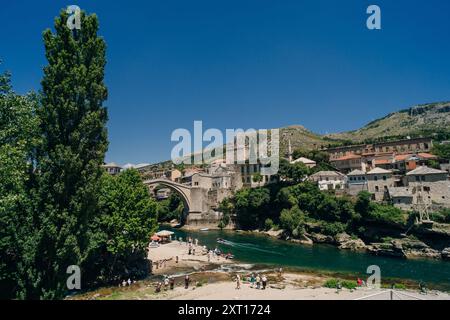 Il fiume Neretva scorre attraverso la città di Mostar in Bosnia ed Erzegovina. Foto di alta qualità Foto Stock