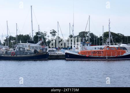 Glassdon Dock, Lancaster, Cumbria, Inghilterra Regno Unito 31 luglio 2024 Glasson Dock, noto anche come Glasson, è un villaggio nel sud di Lancaster alla foce del fiume Lune. È ancora utilizzato come porto e luogo turistico in quanto utilizza parte della vecchia linea ferroviaria come parte di un percorso turistico. Il tracciato della linea ferroviaria in disuso è un parco e una pista ciclabile chiamata Lancashire Coastal Way. L'area e' vicina a Morecambe Bay. Il porto è ancora operativo per il trasporto di merci. I turisti e le imbarcazioni da diporto utilizzano anche il porto. I moli sono collegati da una diramazione al Lancaster Canal parte della A. Foto Stock