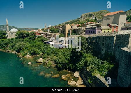 Il fiume Neretva scorre attraverso la città di Mostar in Bosnia ed Erzegovina. Foto di alta qualità Foto Stock