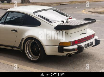 Vista esterna della Porsche 911 Super Carrera bianca parcheggiata in una strada vuota nell'Australia meridionale, Australia. Foto Stock