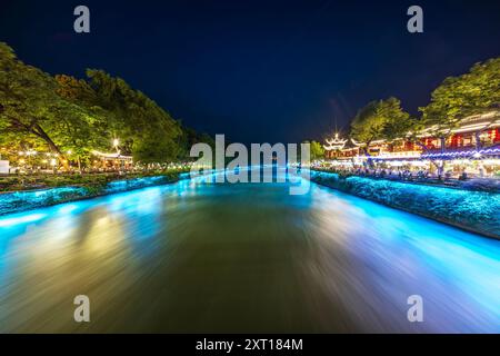 Fiume Minjiang illuminato di notte a Dujiangyan, Cina. Foto Stock