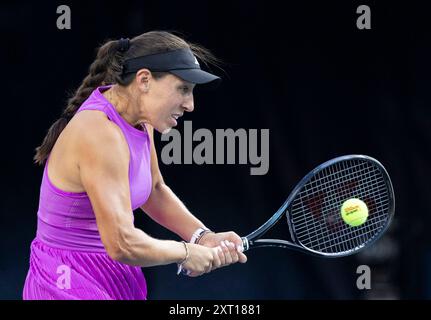 Toronto, Canada. 12 agosto 2024. Jessica Pegula degli Stati Uniti restituisce il pallone durante la finale di singolo femminile tra Jessica Pegula degli Stati Uniti e Amanda Anisimova degli Stati Uniti al torneo di tennis National Bank Open 2024 a Toronto, Canada, il 12 agosto 2024. Crediti: Zou Zheng/Xinhua/Alamy Live News Foto Stock