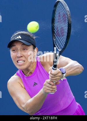 Toronto, Canada. 12 agosto 2024. Jessica Pegula degli Stati Uniti restituisce il pallone durante la finale di singolo femminile tra Jessica Pegula degli Stati Uniti e Amanda Anisimova degli Stati Uniti al torneo di tennis National Bank Open 2024 a Toronto, Canada, il 12 agosto 2024. Crediti: Zou Zheng/Xinhua/Alamy Live News Foto Stock