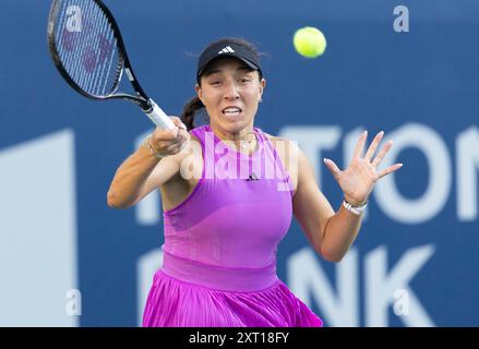 Toronto, Canada. 12 agosto 2024. Jessica Pegula degli Stati Uniti restituisce il pallone durante la finale di singolo femminile tra Jessica Pegula degli Stati Uniti e Amanda Anisimova degli Stati Uniti al torneo di tennis National Bank Open 2024 a Toronto, Canada, il 12 agosto 2024. Crediti: Zou Zheng/Xinhua/Alamy Live News Foto Stock