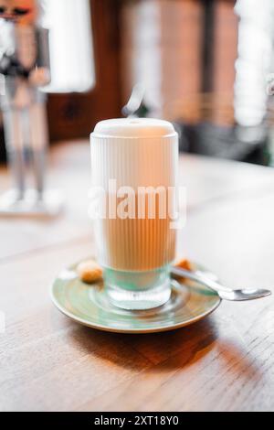 Il caffè latte Macchiato è presentato in modo splendido Foto Stock
