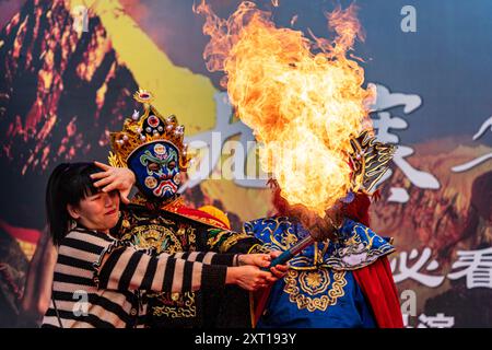 Jiuzhaigou, Sichuan - maggio 2024: Esecuzione della respirazione del fuoco cinese a Jiuzhaigou, Sichuan. Foto Stock