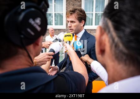 L'AIA - Vincent Karremans, Segretario di Stato per la gioventù, la prevenzione e lo sport, durante un ricevimento di fronte alla Glass Hall con i vincitori della medaglia olandese delle Olimpiadi estive del 2024 a Parigi. ANP JEROEN JUMELET Foto Stock