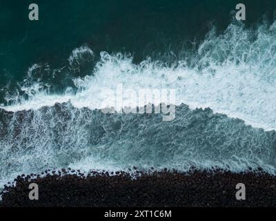 Vista aerea di onde dell'oceano. Acqua blu sullo sfondo Foto Stock