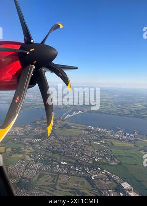 Firth of Forth e ponti stradali e ferroviari, dall'alto. Foto Stock