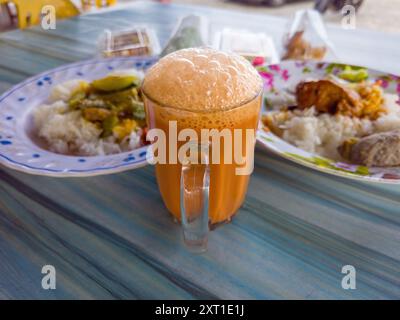 Tè tarik appena fatto, tè tirato servito con colazione a base di riso a Besut, Terengganu, Malesia. Foto Stock