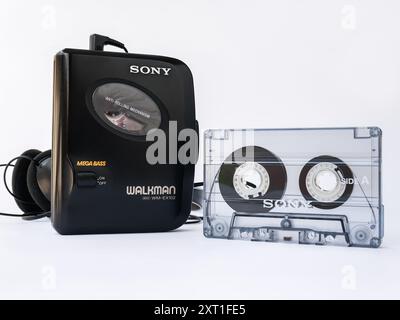 Lettore di cassette Sony WALKMAN WM-EX102 con cuffie e audiocassetta accanto Foto Stock