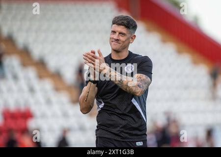 Alex Revell sorride e applaude i tifosi dopo la partita di vittorie, mentre era allenatore e allenatore della prima squadra dello Stevenage FC Foto Stock