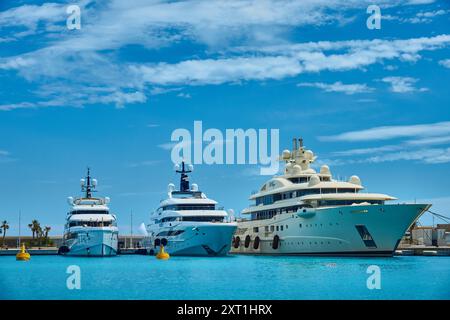 Superyacht ormeggiati nel porto turistico di Port Vauban, Antibes, nel sud della Francia Foto Stock