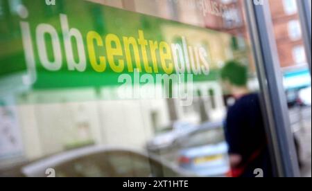 Foto del file del 15/07/09, di una vista generale del Job Centre Plus in Benalder St a Glasgow, dato che il numero di scozzesi occupati è in aumento di 26.000 rispetto ai primi tre mesi di quest'anno, con il vice primo ministro Kate Forbes che ha affermato che un numero record è ora registrato in posti di lavoro retribuiti. Data di pubblicazione: Martedì 13 agosto 2024. Foto Stock