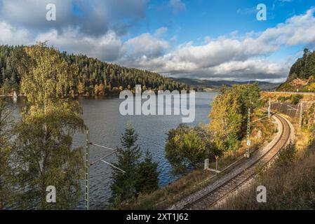 Schluchsee in autunno, vista della ferrovia lungo la riva del lago, Foresta Nera, Baden-Wuerttemberg, Germania Foto Stock