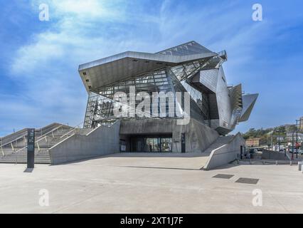 Il Musée des Confluences, un museo drammatico di scienza e antropologia decostruttivista all'estremità meridionale dell'isola Confluences a Lione, in Francia. Foto Stock