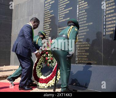 Harare, Zimbabwe. 12 agosto 2024. Il presidente dello Zimbabwe Emmerson Mnangagwa posa una corona presso il monumento nazionale di Harare, Zimbabwe, 12 agosto 2024. Migliaia di cittadini dello Zimbabwe si sono riuniti lunedì presso l'acri degli Eroi nazionali nella capitale nazionale di Harare per celebrare il 44° anniversario della giornata degli Eroi. Crediti: Shaun Jusa/Xinhua/Alamy Live News Foto Stock