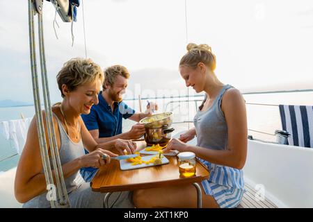 Gli amici potranno gustare un pasto su una barca a vela con viste panoramiche dell'acqua e dello skyline al tramonto. Stef00114 Copyright: XConnectxImagesx Foto Stock