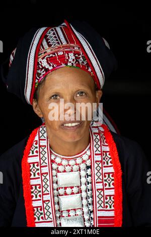 Ritratto di una tribù etnica dei Dao rossi nel distretto di Hoang su Phi della provincia di ha Giang, Vietnam del Nord Foto Stock