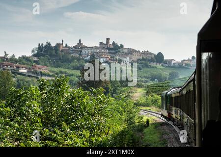 Storico viaggio in treno d'epoca da Torino porta nuova (Torino) via Alba a Canelli, nella famosa zona vinicola del Piemonte in Italia. Foto Stock